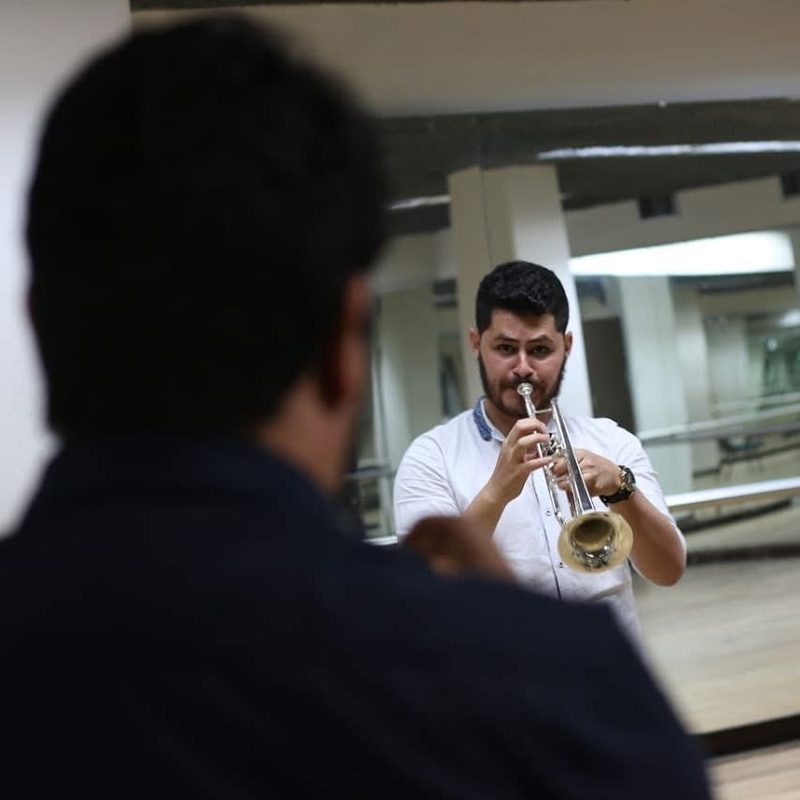 Sebastián durante una clase de trompeta