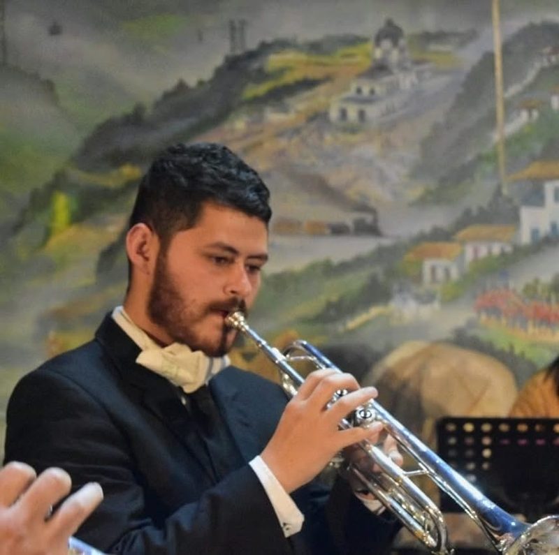 Sebastián tocando con la orquesta