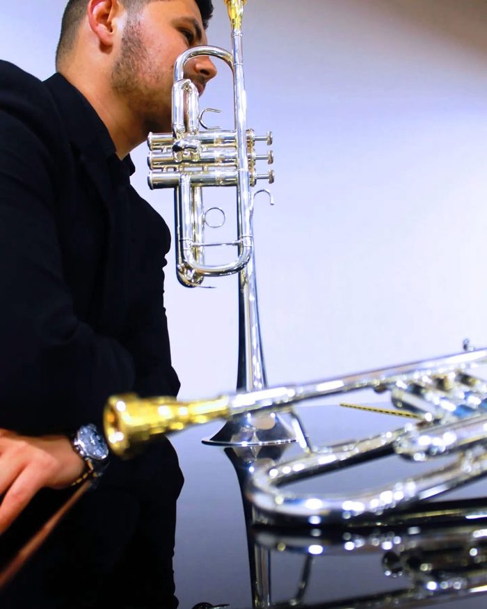 Sebastián con una trompeta piccolo