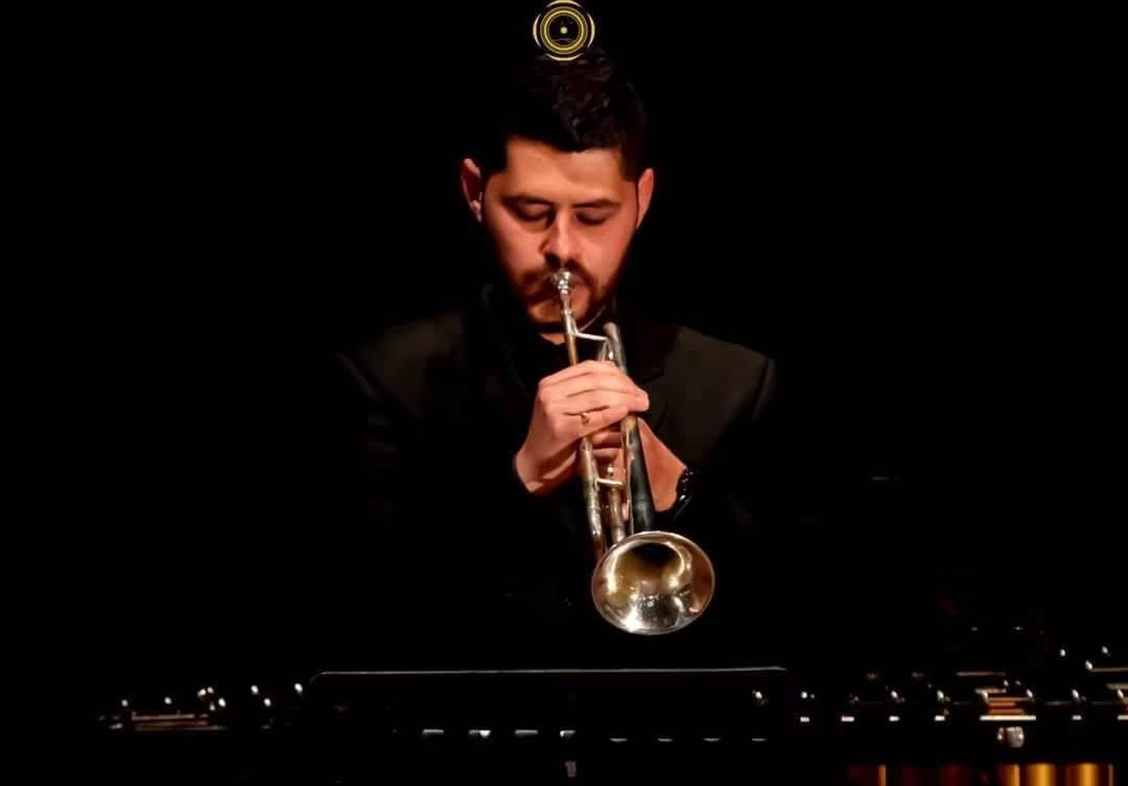 Sebastián Moncada tocando la trompeta en concierto