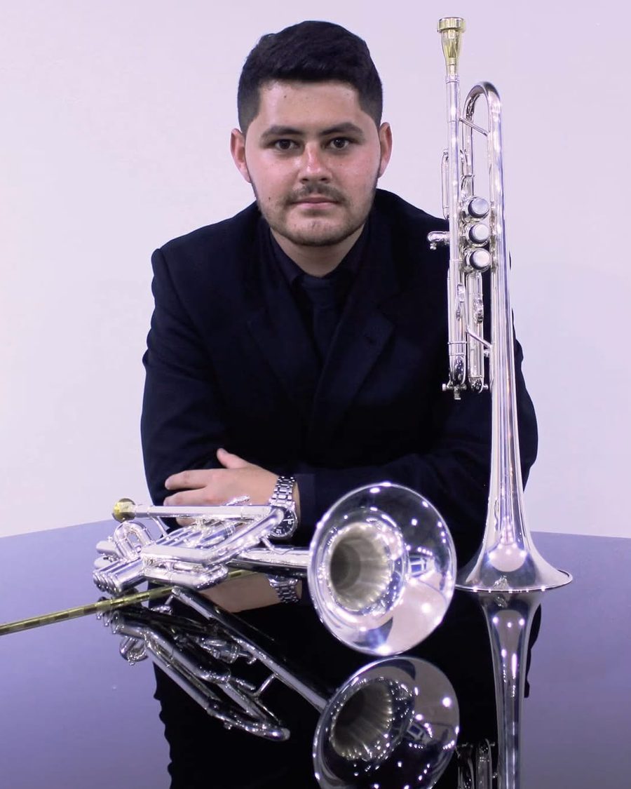 Sebastián Moncada con sus trompetas